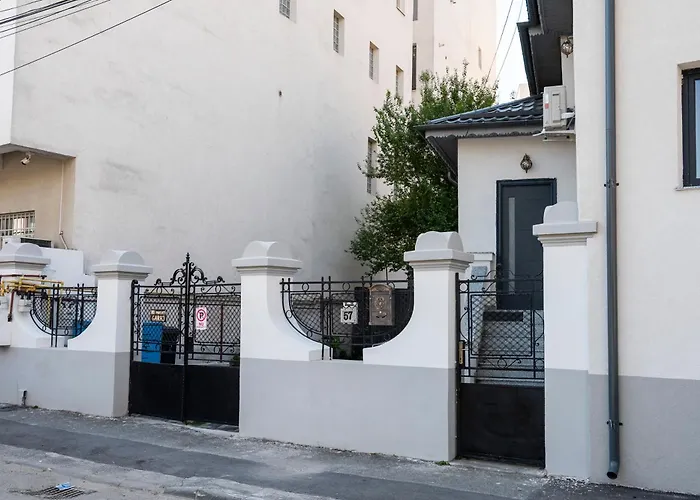 Lazynest Aparthotel 3*