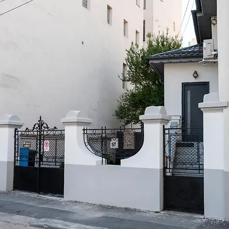 Lazynest Aparthotel 3*